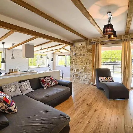 아파트 Cozy And Beautiful House In